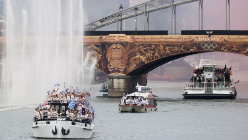 Delegação da Grécia inicia o desfile no rio Sena durante a cerimônia de abertura dos Jogos Olímpicos de Paris 2024