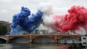 Fumaça com as cores da bandeira da França é exibida durante a cerimônia de abertura