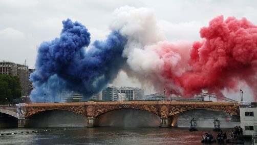 Fumaça com as cores da bandeira da França é exibida durante a cerimônia de abertura