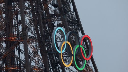 Torre Eiffel com os anéis olímpicos durante a cerimônia de abertura