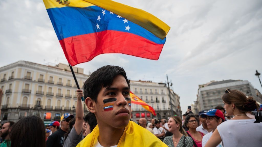 Em Madri, na Espanha, homem com uma bandeira venezuelana pintada no rosto é visto durante uma manifestação