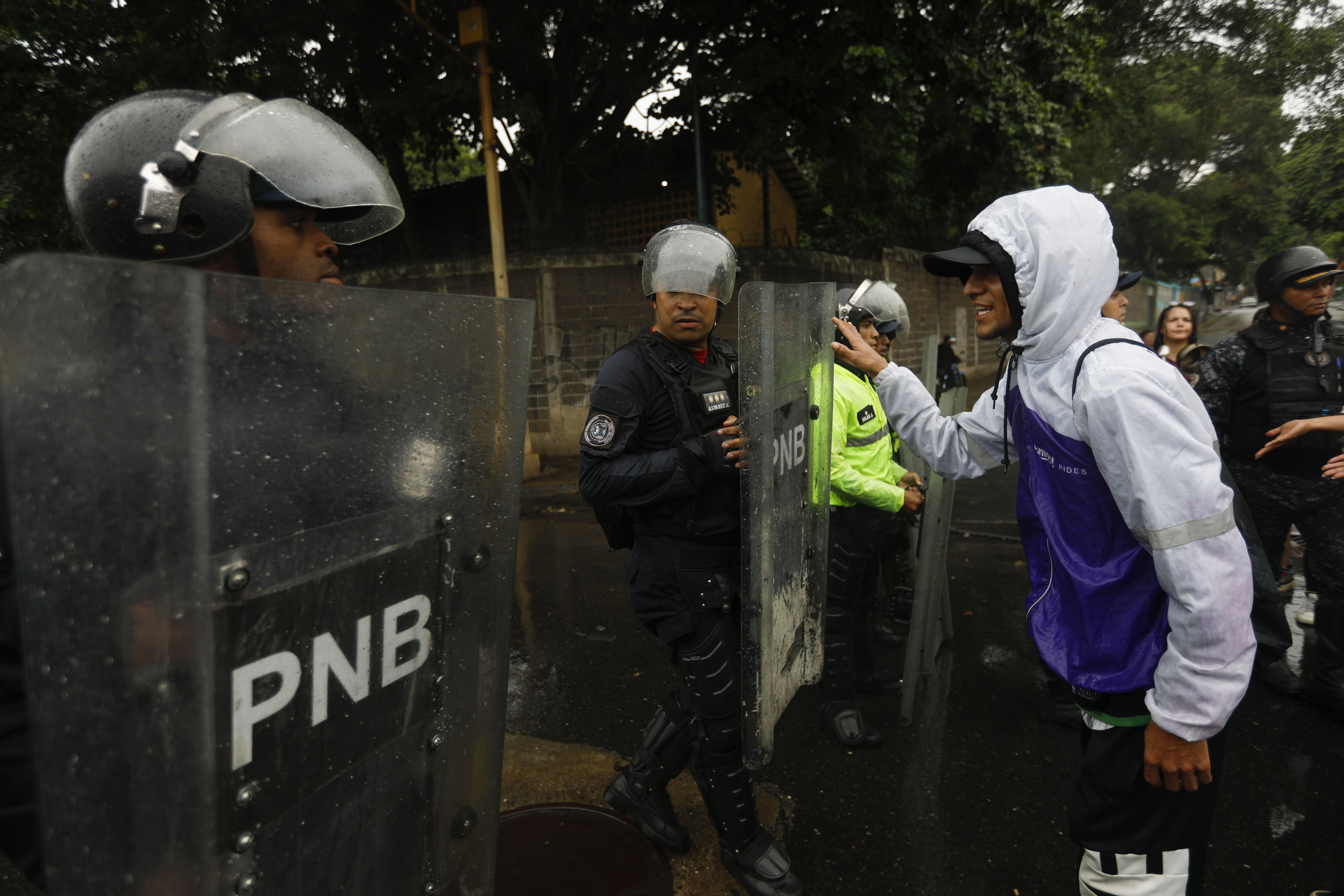 Policiais estancam protesto contra a reeleição do presidente venezuelano Nicolás Maduro para o terceiro mandato, um dia após as eleições presidenciais venezuelanas em Caracas, Venezuela, em 29 de julho de 2024 / Pedro Rances Mattey/Anadolu via Getty Images
