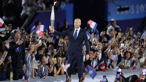 Zidane conduz a tocha olímpica na cerimônia de abertura
