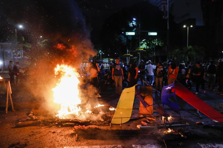 Manifestantes vão às ruas de Caracas protestar contra anúncio de vitória de Nicolás Maduro em eleição presidencial / https://www.cnnbrasil.com.br/internacional/lider-da-oposicao-da-venezuela-convoca-atos-em-assembleias-em-todo-pais/