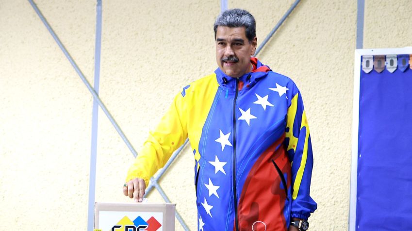 O presidente venezuelano Nicolas Maduro dá seu voto durante a eleição presidencial na Escola Ecológica Bolivariana em 28 de julho de 2024 em Fort Tiuna, Caracas, Venezuela / Jesus Vargas/Getty Images