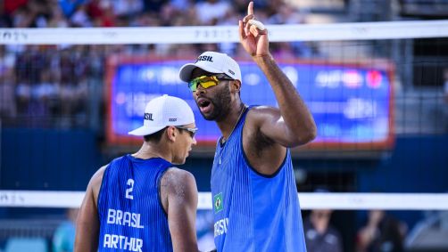 Evandro e Arthur vencem canadenses e se classificam no vôlei de praia em Paris