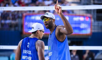Dupla brasileira vence e avança no vôlei de praia masculino nos Jogos Olímpicos