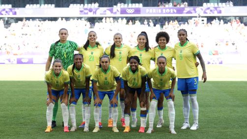 Jogadoras do Brasil posam para foto antes de partida contra a Espanha