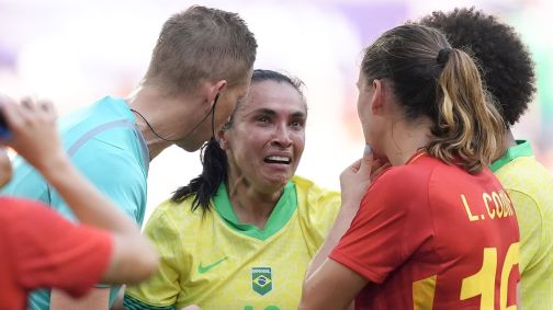 Marta chora ao ser expulsa contra a Espanha na Olimpíada de Paris