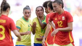 Marta é consolada por Yaya e Tamires após expulsão