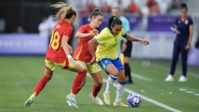 Marta é marcada durante partida da Seleção conta a Espanha