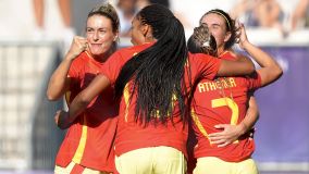 Jogadoras da Espanha comemoram gol marcado por Athenea, o primeiro na partida