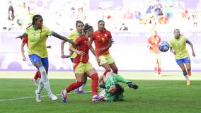 Athenea completa para o gol após defesa de Lorena e marca o gol da Espanha contra o Brasil