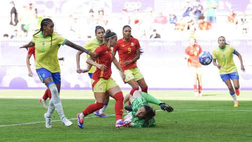 Athenea completa para o gol após defesa de Lorena e marca o gol da Espanha contra o Brasil