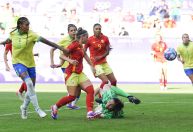 Brasil perde para Espanha com expulsão de Marta e aguarda definição por vaga