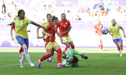 Athenea completa para o gol após defesa de Lorena e marca o gol da Espanha contra o Brasil