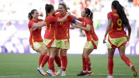 Jogadoras da Espanha comemoram o segundo gol marcado por Alexia Putellas