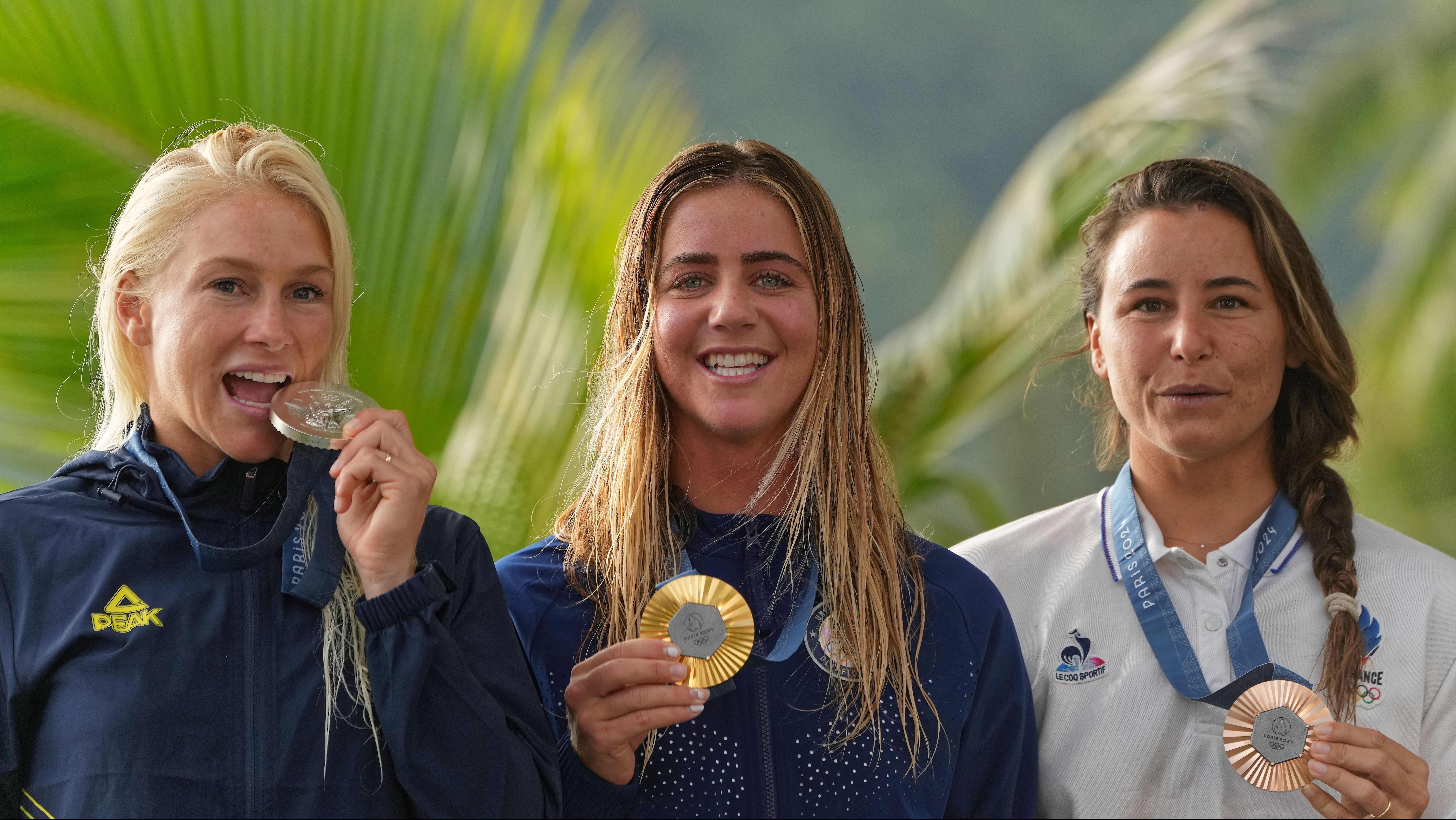 Tatiana Weston-Webb (esq.) ficou com a prata no surfe feminino / Sylvain Lefevre/Getty Images