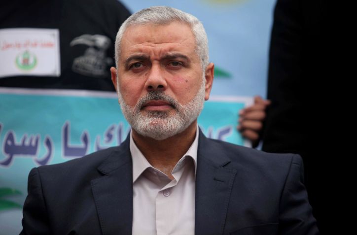 O líder sênior do Hamas, Ismail Haniyeh, faz um discurso durante um desfile militar das Brigadas Ezzedin al-Qassam, o braço armado do movimento Hamas, em Gaza, em 27 de janeiro de 2015 / Ashraf Amra/Agência Anadolu/Getty Images