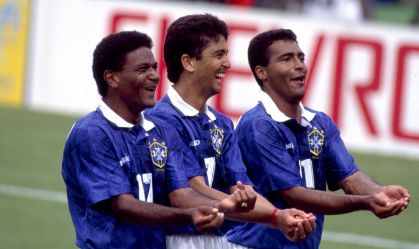 Mazinho, Bebeto e Romário comemoram gol pela Seleção Brasileira