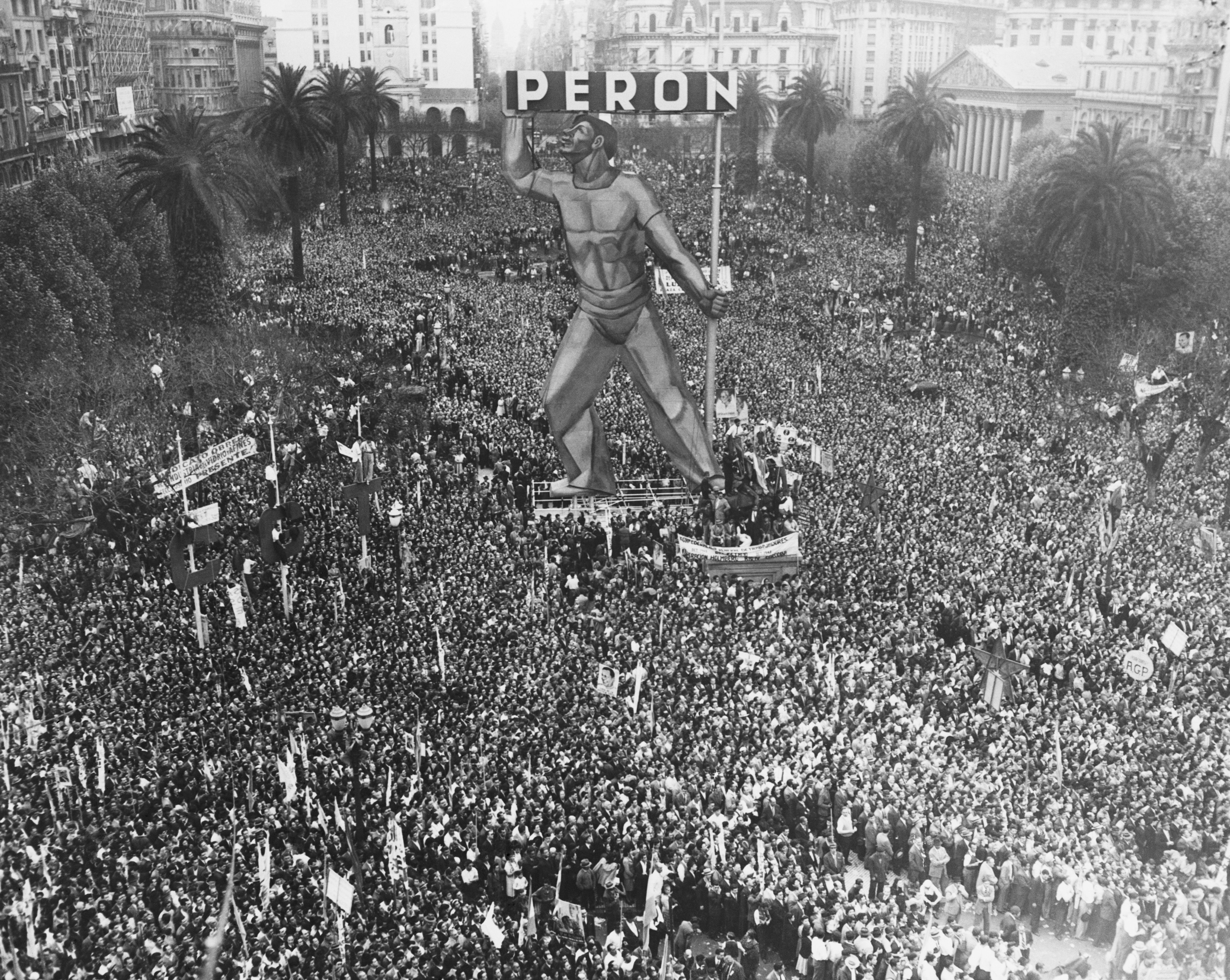 Mostra-se a tremenda multidão, estimada em meio milhão de pessoas, que se reuniu na praça diante da Casa Rosada para aclamar o presidente Juan Perón na ocasião do terceiro aniversário de seu exílio / Bettmann / Getty Images