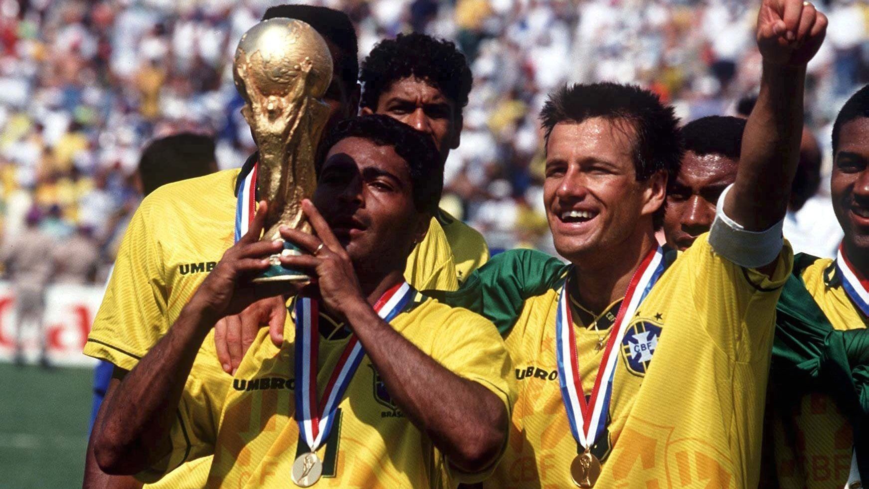 Romário e Dunga levantando a taça em 94