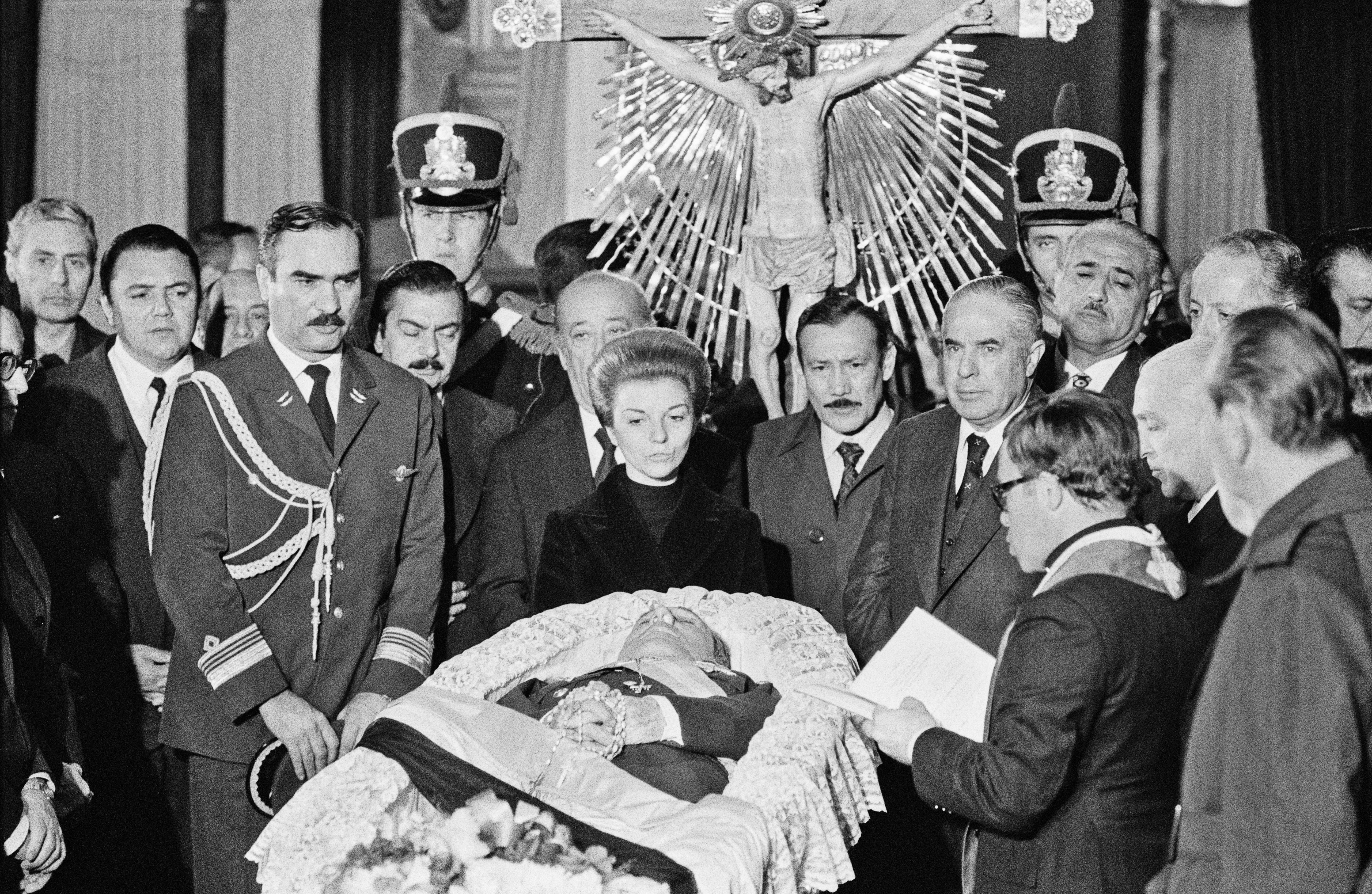 Isabelita Peron (ao centro), a nova Presidente da República da Argentina, perto do corpo de seu falecido marido, o ex-presidente Juan Perón. / Alain Nogues/Sygma/Sygma via Getty Images