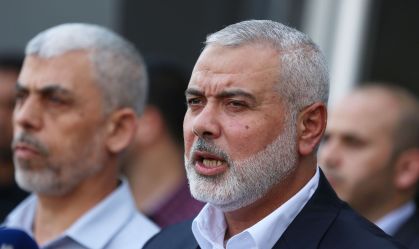O chefe do Hamas, Ismail Haniyeh, fala à imprensa ao chegar ao lado palestino da passagem de fronteira de Rafah, no sul da Faixa de Gaza, em 19 de setembro de 2017