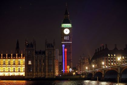 Pesquisa para as eleições gerais de 2010 no Reino Unido é projetada no Big Ben.