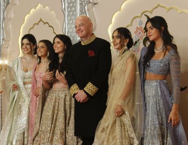 Gianni Infantino com a família no casamento indiano
