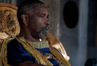 "Gladiador 2": diretor diz que beijo gay cortado de Denzel Washington é mentira