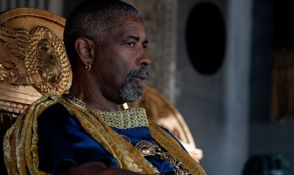 "Gladiador 2": diretor diz que beijo gay cortado de Denzel Washington é mentira