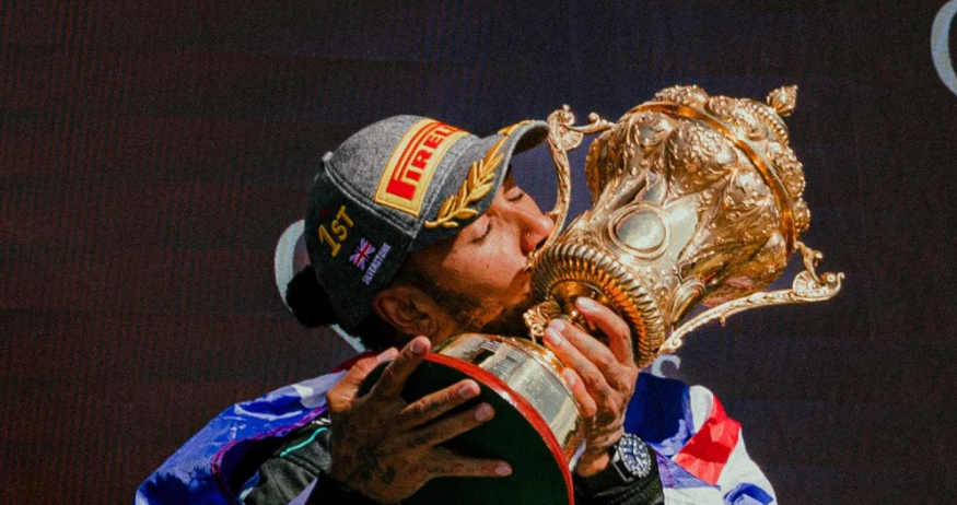 Hamilton comemora vitória no GP da Inglaterra
