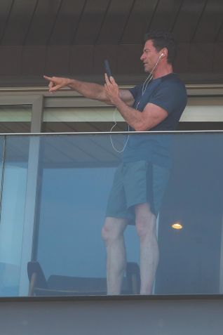 Hugh Jackman aparece na varanda de hotel no Rio / Dilson Silva/AgNews