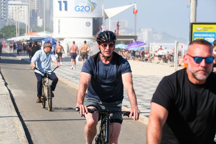 Hugh Jackman anda de bicicleta na praia de Ipanema / Dilson Silva