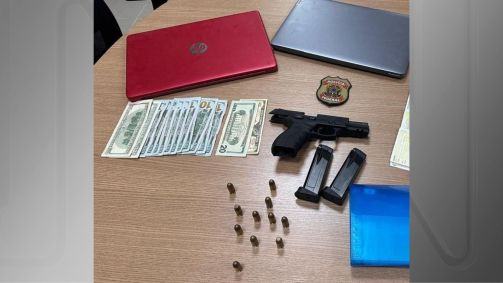 Foram apreendidos uma arma, dois carregadores e munições, além de dólares americanos