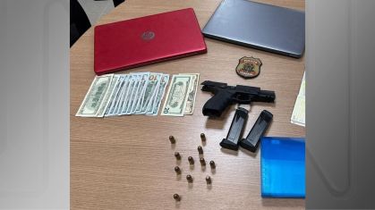 Foram apreendidos uma arma, dois carregadores e munições, além de dólares americanos