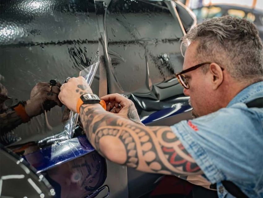 Escolha do local para aplicação de película automotiva requer atenção do cliente, recomenda Célio Ferrari / Gabriel The King Media/Divulgação
