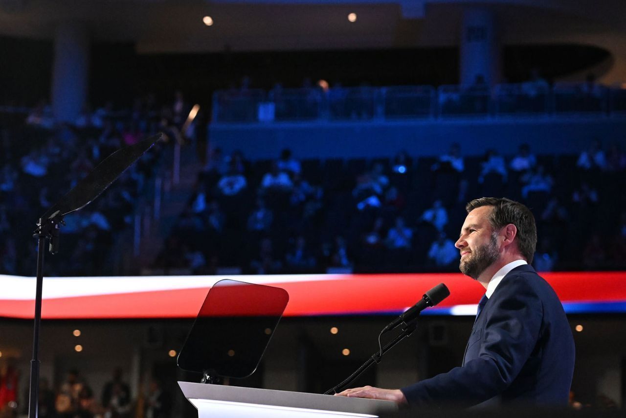 O senador JD Vance fala na terceira noite da Convenção Nacional Republicana na quarta-feira, 17 de julho, em Milwaukee. / Will Lanzoni/CNN