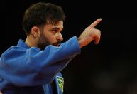 Técnico de judoca brasileiro esbraveja contra arbitragem: 