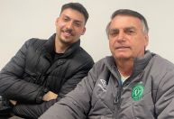 Bolsonaro deve declarar apoio a filho 