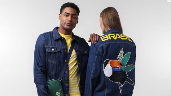Jaqueta jeans da abertura está a venda no site