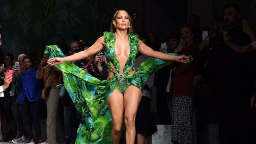 Jennifer Lopez desfila pela Versace na Semana de Moda de Milão, em setembro de 2020, com o vestido que usou no Grammy Awards de 2000