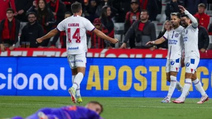 Jogadores do Bahia comemoram gol sobre o Athletico-PR