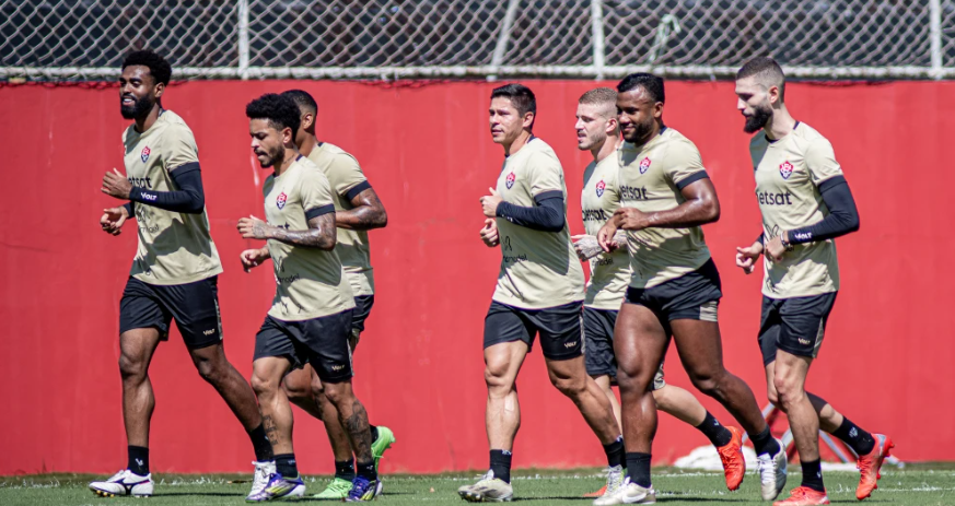 Jogadores do Vitória treinam no Barradão