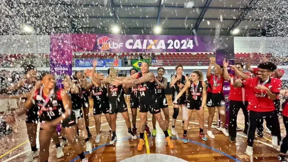 Jogo marcou a aposentadoria da pivô Érika de Souza, que ergueu o troféu da LBF