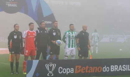 Alan Ruschel sobre expulsão: "Não estou feliz", mas "fiz para defender um colega"