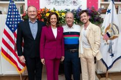 Kevin McHale publica foto em que aparece ao lado de algumas pessoas, dentre elas Kamala Harris