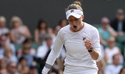 Krejcikova vence Rybakina e avança para final