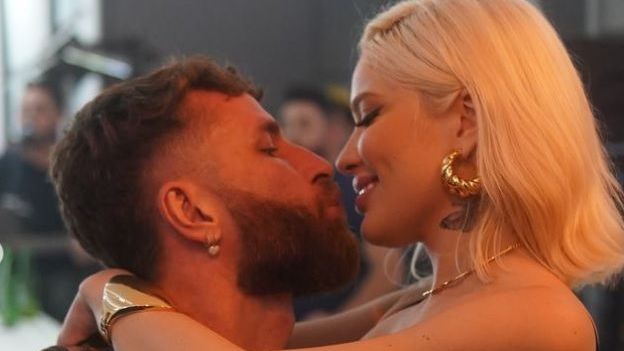 Léo Pereira pede Karoline Lima em casamento
